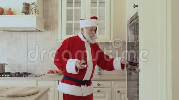 圣诞老人从烤箱里拿出饼干视频的预览图