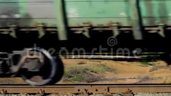 夏季乘火车游览山地风景库存录像沙漠背景下过往列车车轮的视角视频的预览图