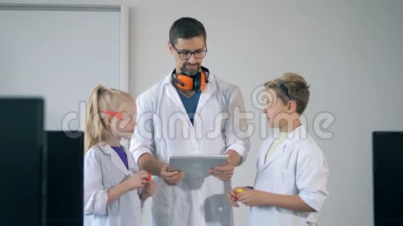 一个男人在实验室里和孩子们说话视频的预览图