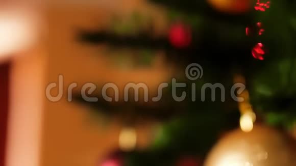 家中装饰精美的圣诞树特写4k全景视频视频的预览图