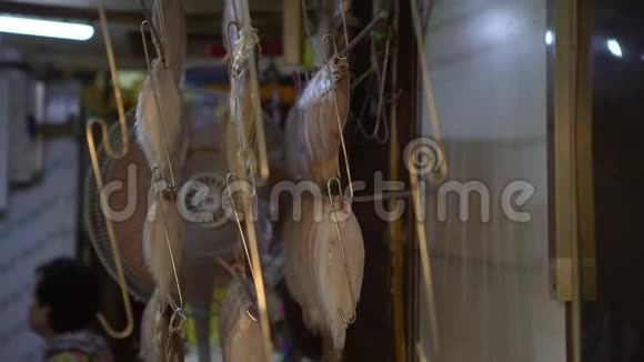 4K鱼挂在釜山的古克杰国际市场上晾干视频的预览图