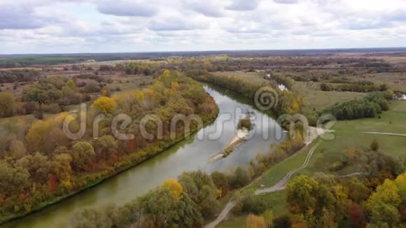 乌克兰Chernihiv州Baturyn的Seym河的鸟瞰图移动相机前进主题视频的预览图