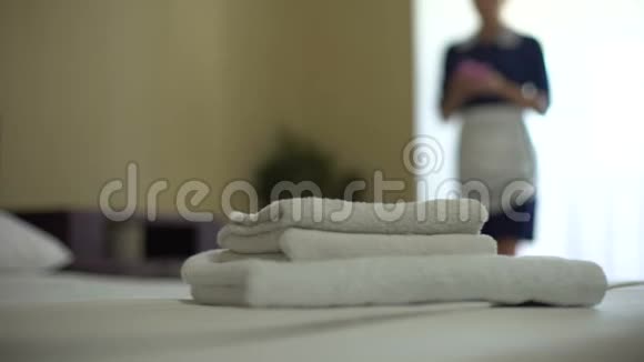 服务员把香花放在干净的白色毛巾堆上管家视频的预览图