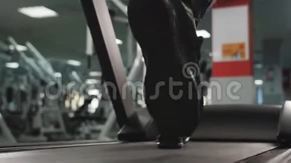 在健身房锻炼跑步机有氧运动详细的腿部特写在慢动作射击视频的预览图