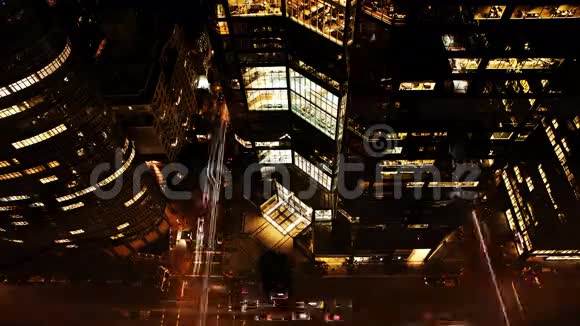 4K超高清夜景纽约摩天大楼之间的交通视频的预览图