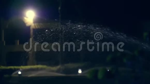 夜间用特殊的浇水系统浇灌草坪视频的预览图