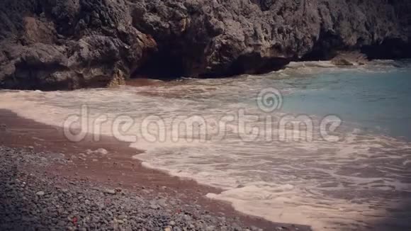 希腊有波浪的复古砾石海滩慢动作视频的预览图