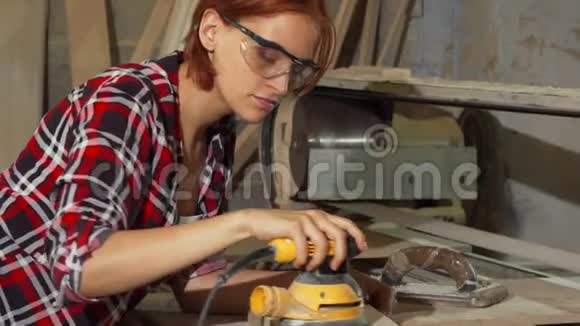 勤奋的女木匠在车间打磨木材视频的预览图