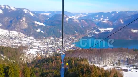 奥地利圣吉尔根的Zwolferhorn缆车之旅视频的预览图