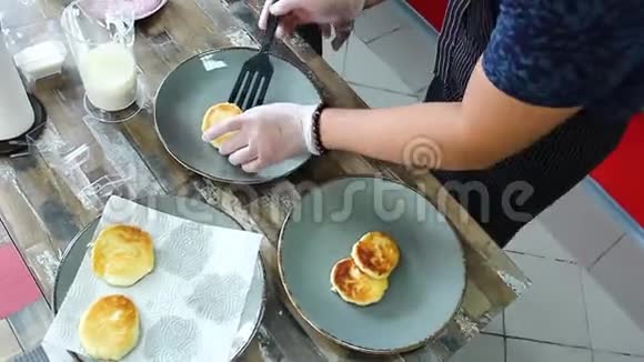 厨师把刷好的煎饼放在盘子上装饰视频的预览图