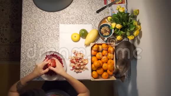 收拾盘子里的石榴一只猫走在旁边橘子躺着视频的预览图