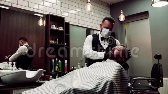 希普斯特男士客户拜访理发店的发型师和发型师慢动作视频的预览图