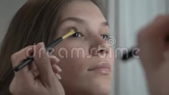 一个年轻女孩在浴室化妆4k视频视频的预览图