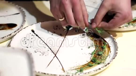瑞厨师用草药装饰盘子视频的预览图