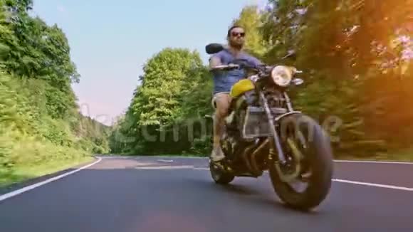 摩托车在路上骑行在空路上玩得开心视频的预览图