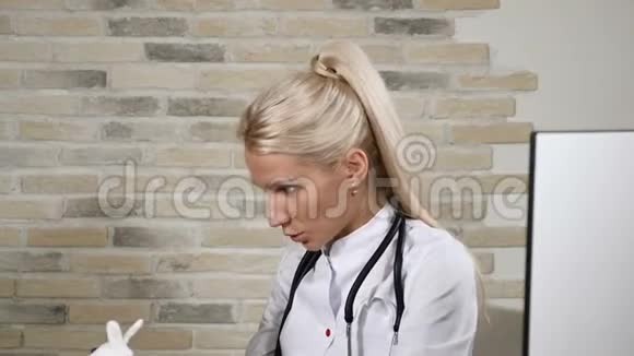 健康检查一位友好微笑的女医生的肖像颈部有一个语音镜与病人交谈视频的预览图