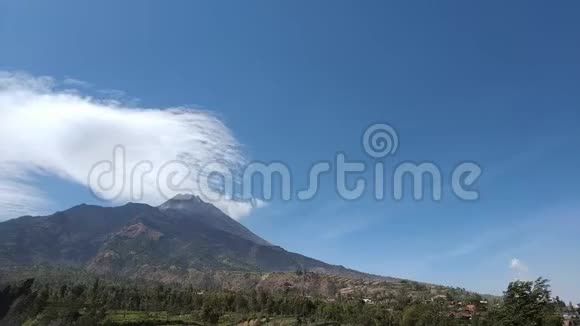 卷云和梅拉皮火山山的时间推移视频的预览图