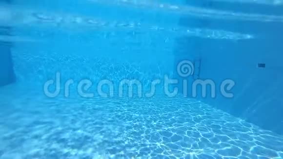 在游泳池中进行水下拍摄的慢镜头从水中跳水可以看到酒店的景色视频的预览图