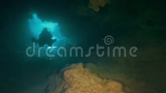 水下洞穴潜水在水下海洞或深海洞穴潜水视频的预览图