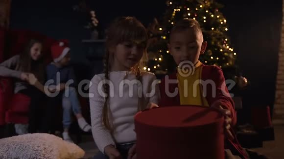 这张照片拍摄了快乐的孩子们在圣诞节期间打开礼物看到了特别的惊喜视频的预览图