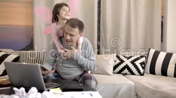工作的父亲和女儿坐在他的肩膀上视频的预览图