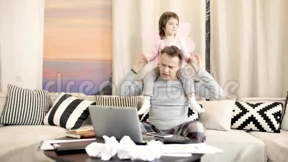 工作的父亲和女儿坐在他的肩膀上视频的预览图