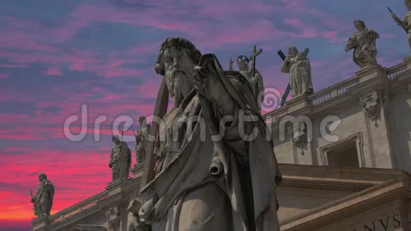 装饰梵蒂冈圣彼得大教堂的雕像视频的预览图