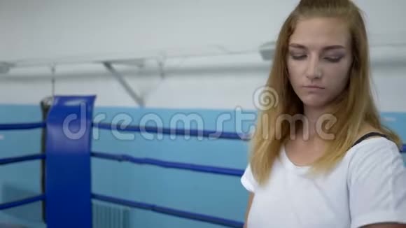 健康的生活方式戴着拳击手套的女运动员在健身房打拳击前热身视频的预览图