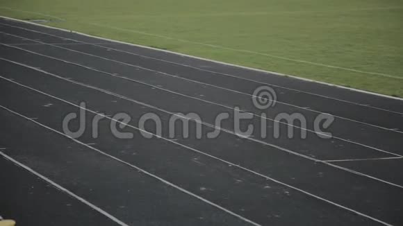 体育场跑步机上的白色标记视频的预览图