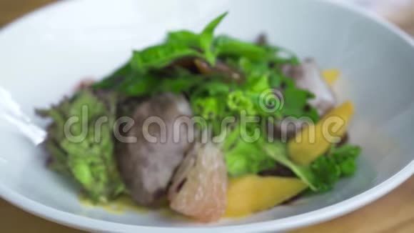 食物成分接近蔬菜沙拉肉和酱汁在白色盘子里烹饪食物的概念蔬菜沙拉视频的预览图