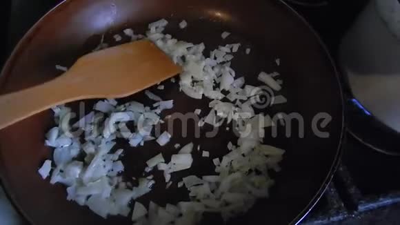 煎锅里的洋葱视频的预览图