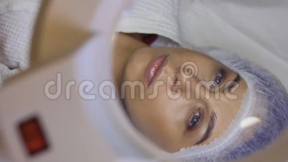 美容师将眼贴敷于眼贴敷贴敷于眼贴敷贴的手术中视频的预览图