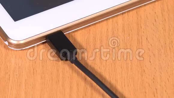 手拔智能平板电脑黑色微型USB电缆视频的预览图