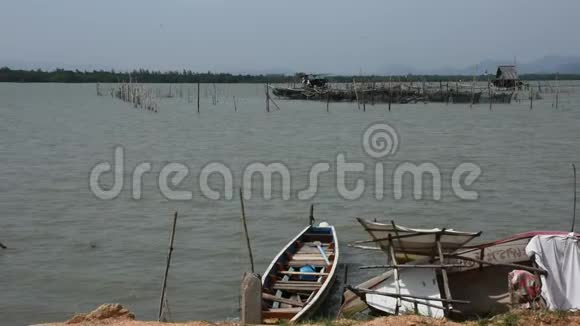 在泰国松赫拉的松赫拉湖上用船漂浮和鱼笼观赏景观视频的预览图