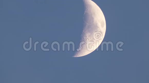 在晴朗的蓝天上冬天的下午月亮升起的细节视频的预览图