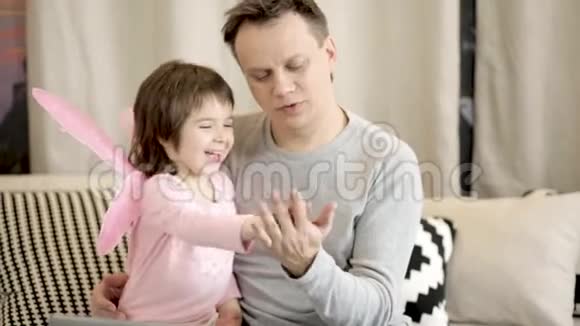 可爱的女孩给了她父亲视频的预览图