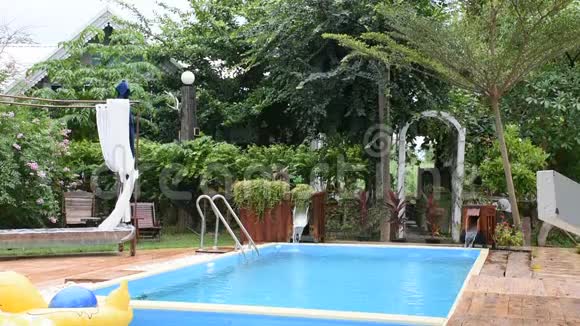 泰国度假酒店室外景观花园和带游泳池的草坪视频的预览图