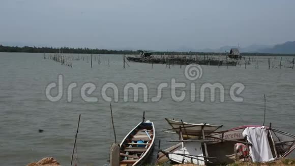 在泰国松赫拉的松赫拉湖上用船漂浮和鱼笼观赏景观视频的预览图