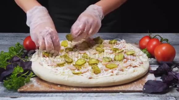 厨师戴着硅胶手套拿着一块泡菜到他美味的新鲜披萨里框架意大利食品视频的预览图