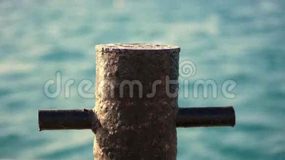 靠近旧金属生锈的系泊缆绳是一个小杆子上的码头该船系在码头上一艘游艇与视频的预览图