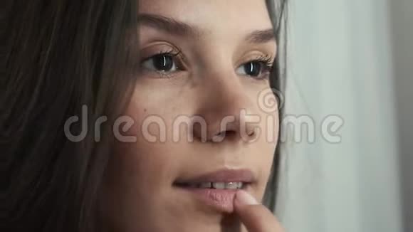一个年轻女孩在浴室化妆4k视频视频的预览图