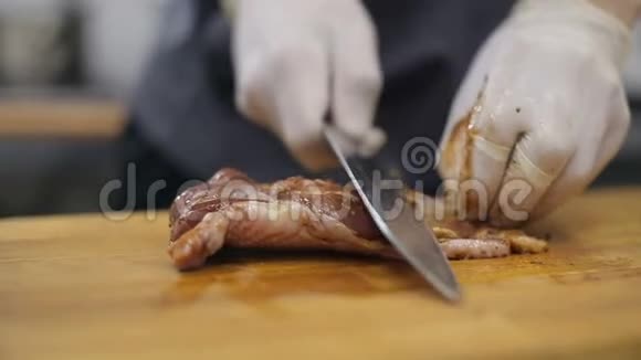 厨师刀切鸡视频的预览图