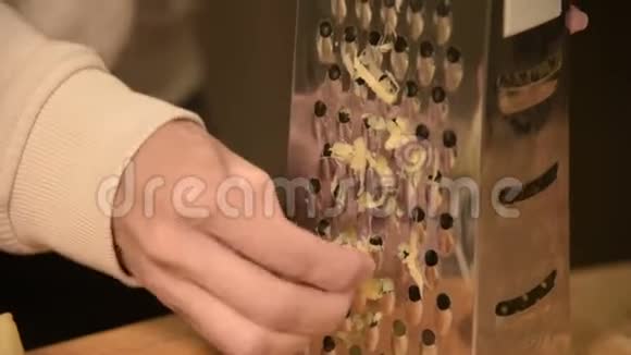 特写的女人她的手擦干净姜根在金属格栅上健康天然食物视频的预览图