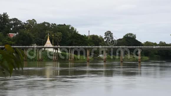 庙桥渡河的佛塔池景观视频的预览图