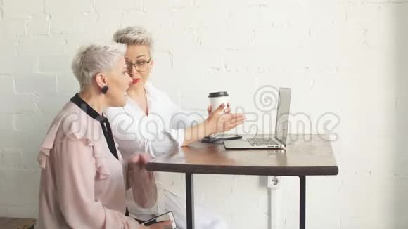 两个女商人早上用笔记本电脑商业金融和生活方式视频的预览图