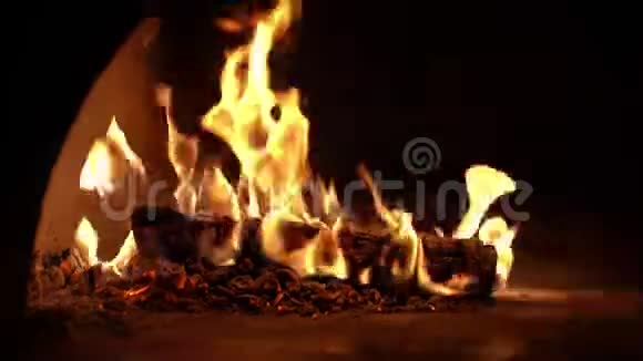 壁炉着火了温暖舒适的烧火砖壁炉视频的预览图