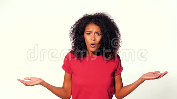 生气的女人抬起手说什么误解分歧不愉快的惊喜非洲女孩面部表情视频的预览图