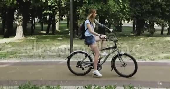 夏天骑自行车散步视频的预览图