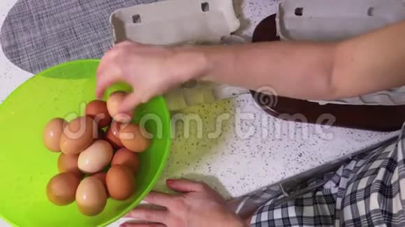 女人在绿色碗里分拣鸡蛋视频的预览图