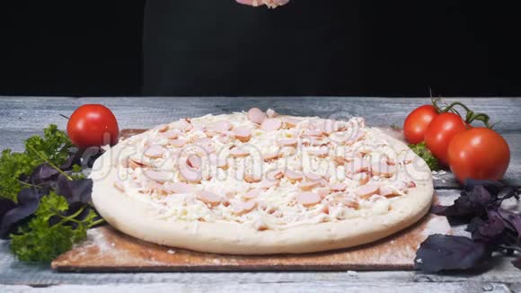 厨师用硅胶手套将奶酪加入木桌上的披萨框架美味的披萨视频的预览图